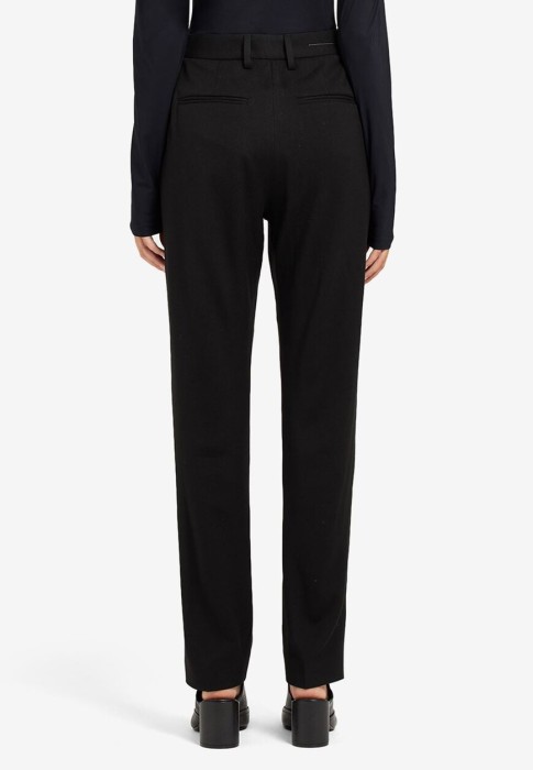 Товар черного цвета с внутренней стороны