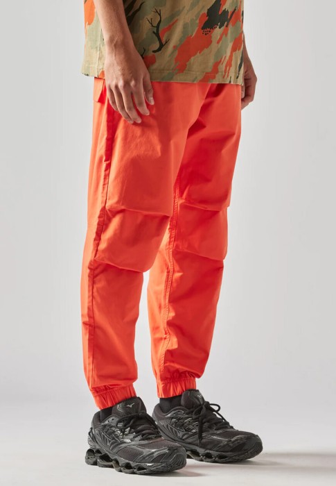 брюки  от бренда maharishi вид слева