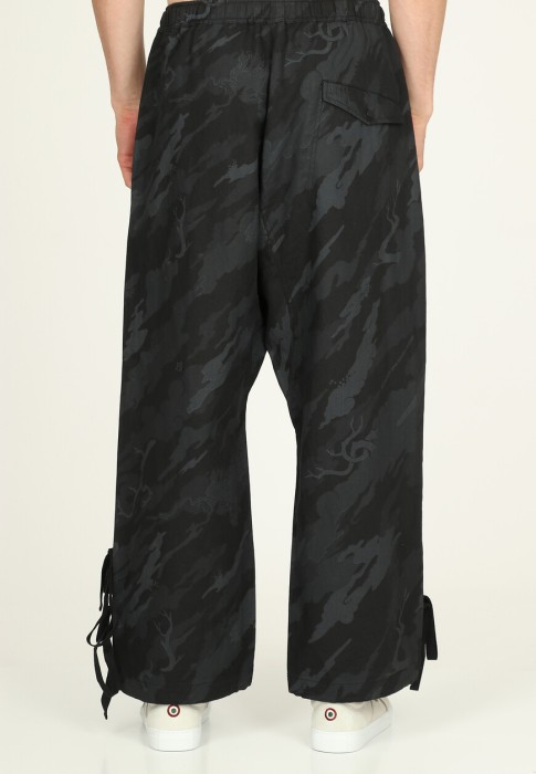 Товар черного цвета с внутренней стороны