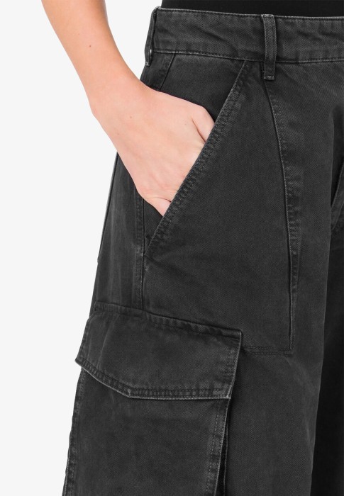 Товар черного цвета с внутренней стороны