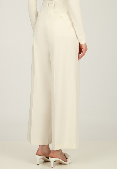 Товар бежевого цвета с внутренней стороны