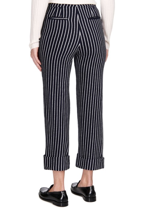 Товар черного цвета с внутренней стороны