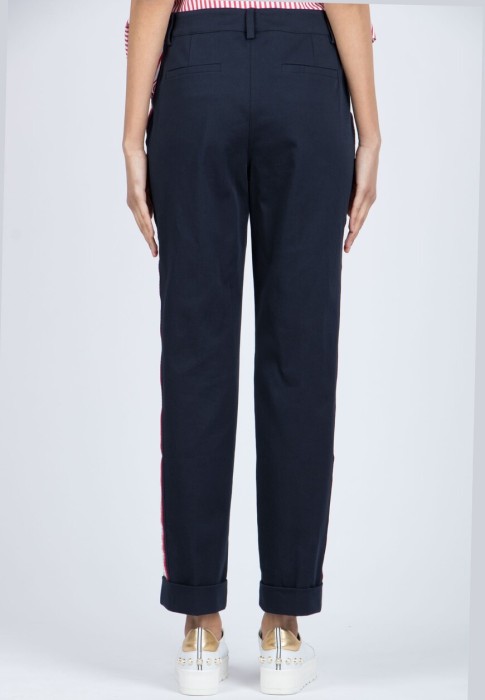 Товар синего цвета с внутренней стороны