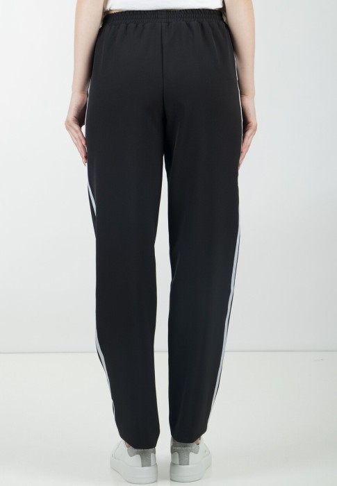 Товар черного цвета с внутренней стороны