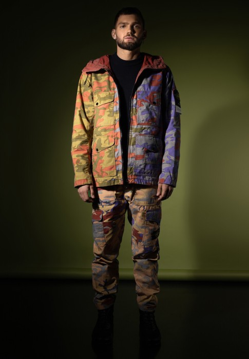 брюки  от бренда stone island вид слева