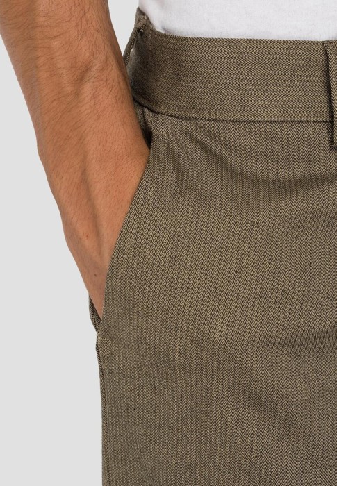 Товар бежевого цвета с внутренней стороны