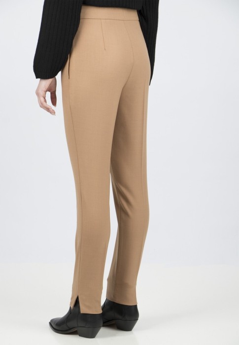 Товар бежевого цвета с внутренней стороны