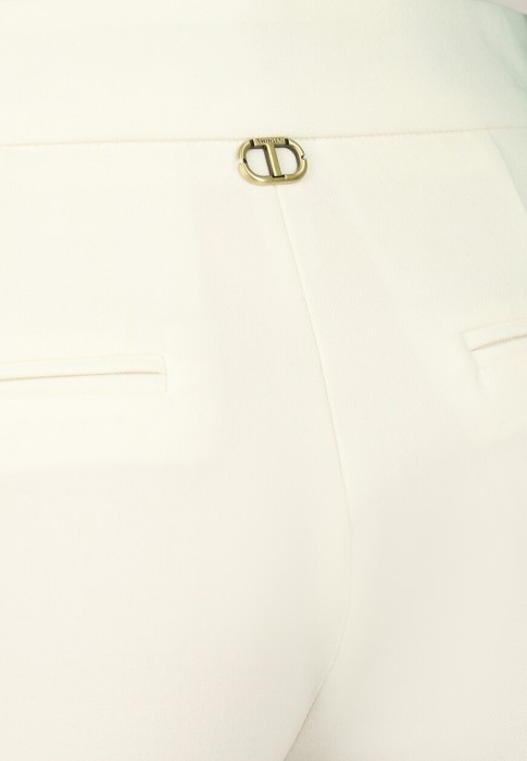 Товар белого цвета с внутренней стороны