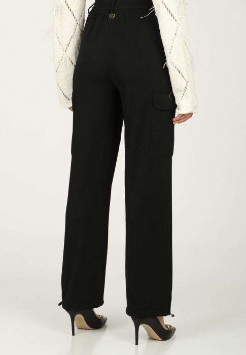 Товар черного цвета с внутренней стороны