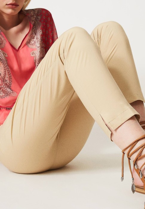 Товар бежевого цвета с внутренней стороны