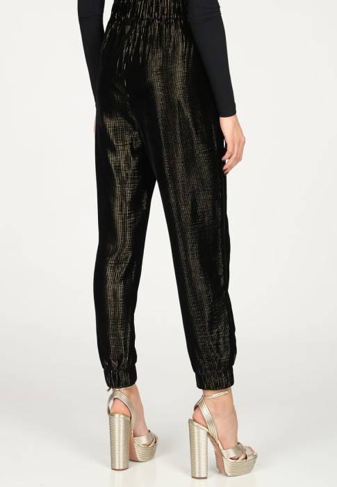 Товар черного цвета с внутренней стороны