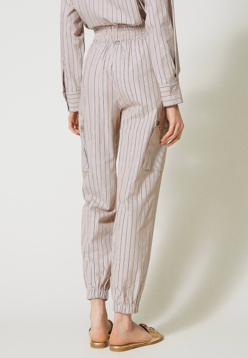 Товар бежевого цвета с внутренней стороны