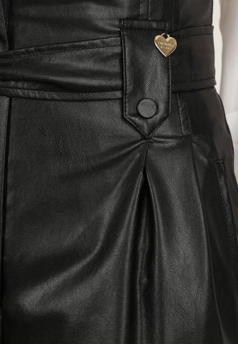 Товар черного цвета с внутренней стороны