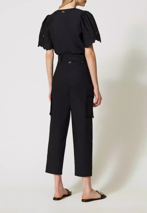 Товар черного цвета с внутренней стороны