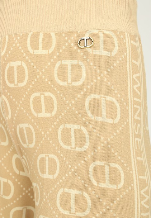 Товар бежевого цвета с внутренней стороны