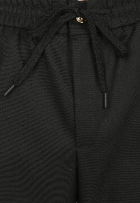 Товар черного цвета с внутренней стороны