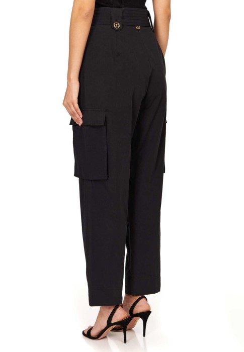 Товар черного цвета с внутренней стороны