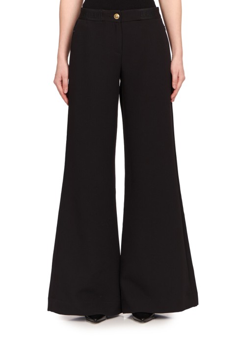 Товар черного цвета с внутренней стороны