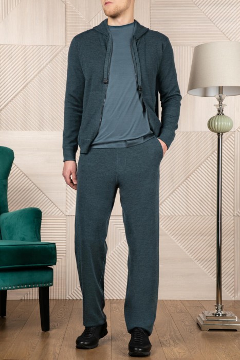 брюки  по цене 108000 руб вид справа