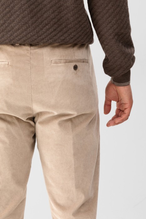 Товар бежевого цвета с внутренней стороны