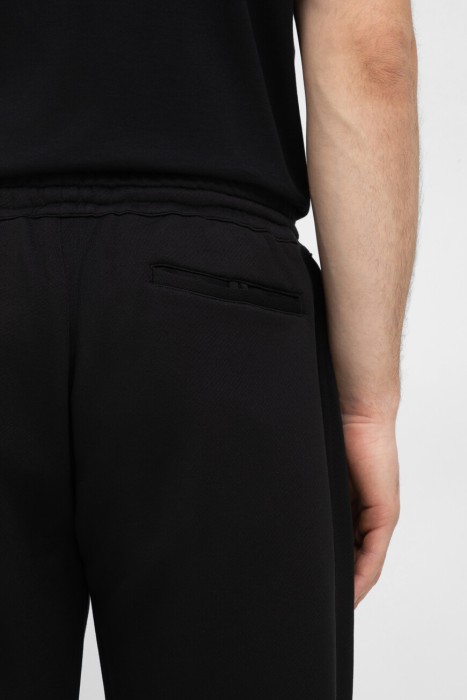 Товар черного цвета с внутренней стороны