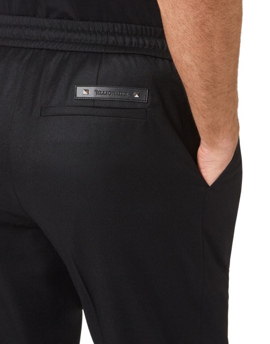 Товар черного цвета с внутренней стороны