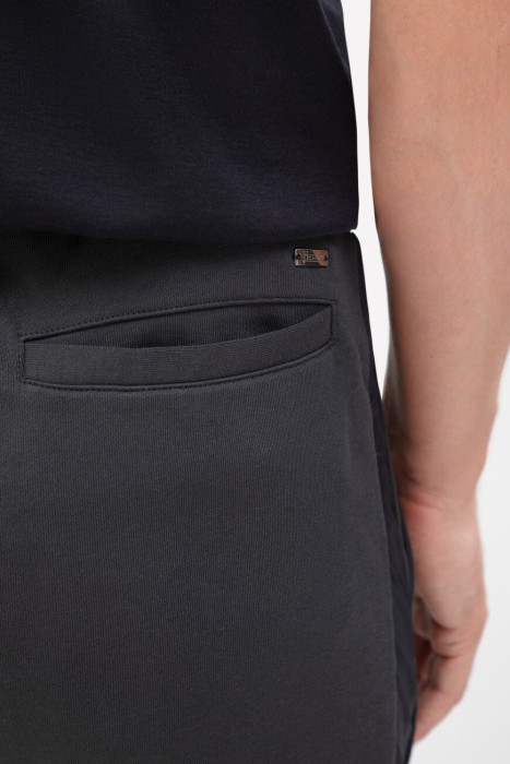 Товар черного цвета с внутренней стороны