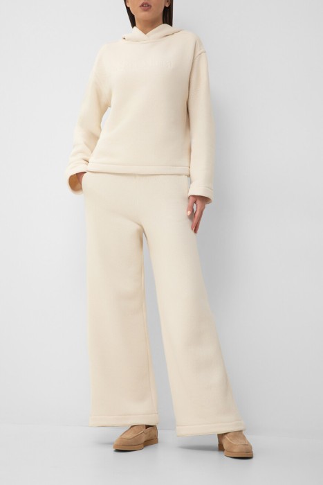 Товар белого цвета с внутренней стороны