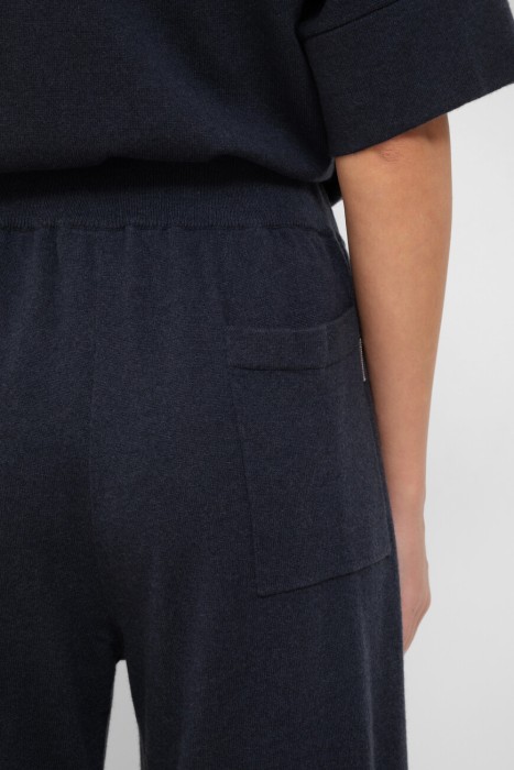 Товар синего цвета с внутренней стороны