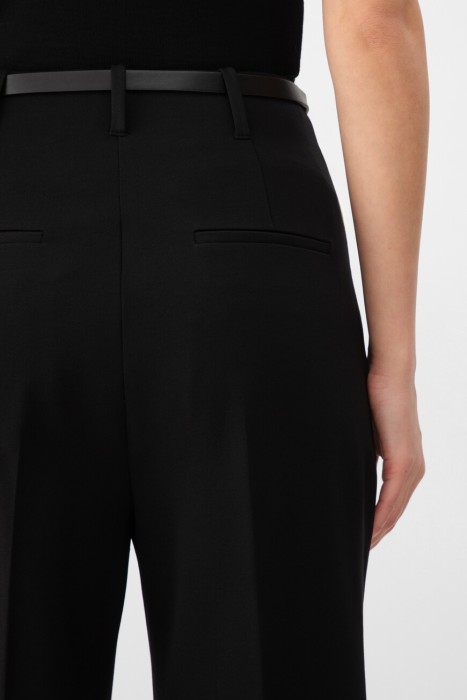 Товар черного цвета с внутренней стороны