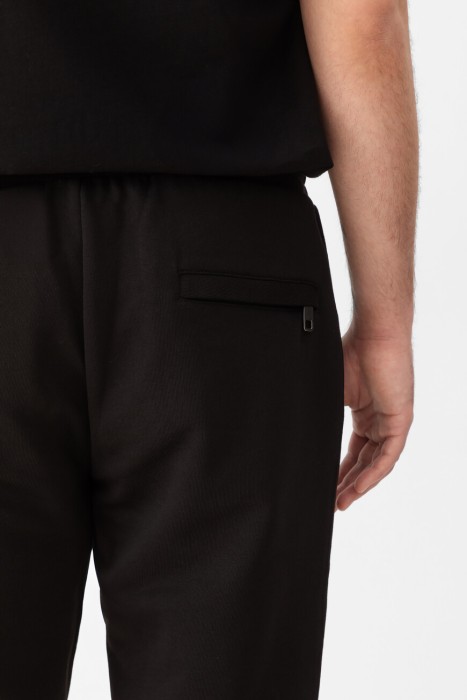 Товар черного цвета с внутренней стороны