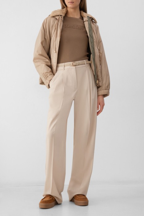 Товар бежевого цвета с внутренней стороны