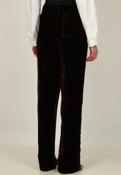 Товар коричневого цвета с внутренней стороны