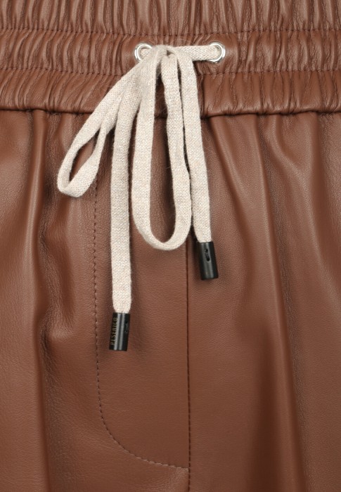 Товар коричневого цвета с внутренней стороны