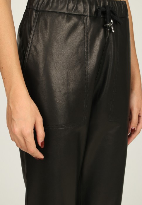 Товар черного цвета с внутренней стороны