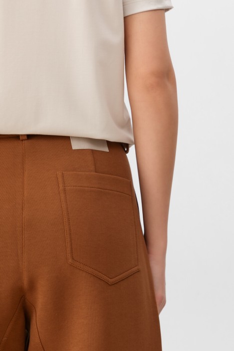 Товар коричневого цвета с внутренней стороны