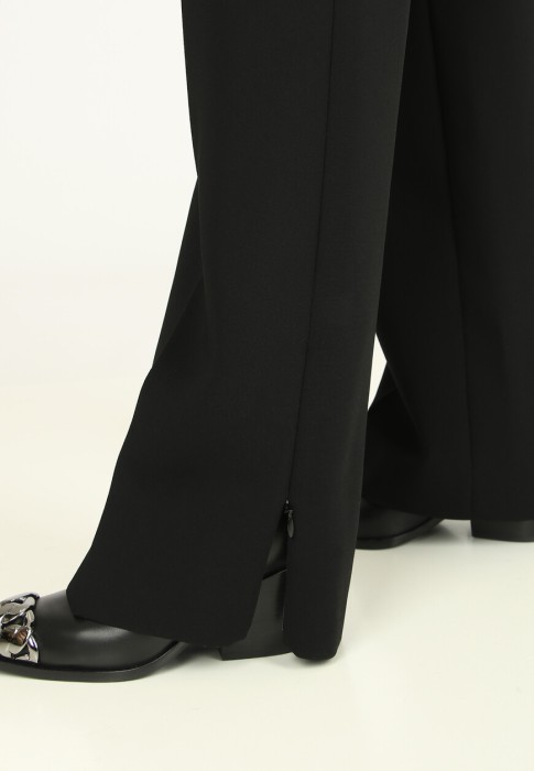 Товар черного цвета с внутренней стороны