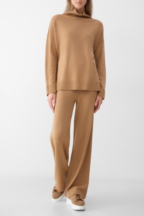 Товар коричневого цвета с внутренней стороны