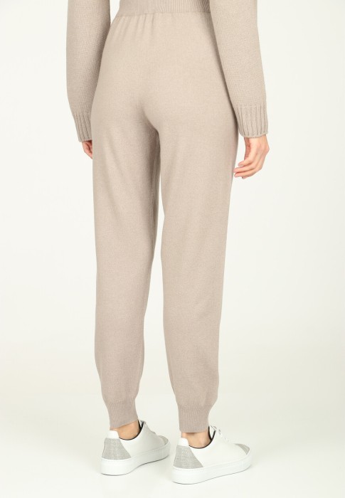 Товар коричневого цвета с внутренней стороны