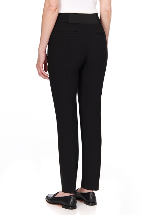 Товар черного цвета с внутренней стороны