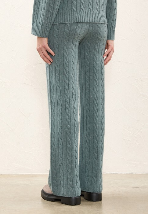 брюки  по цене 72695 руб вид справа