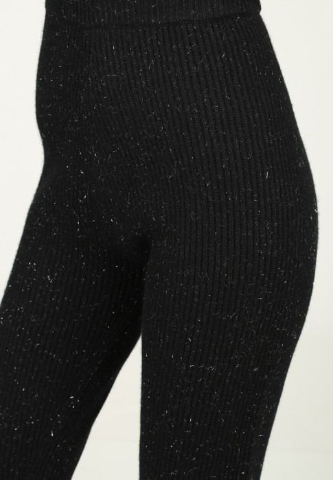 Товар черного цвета с внутренней стороны