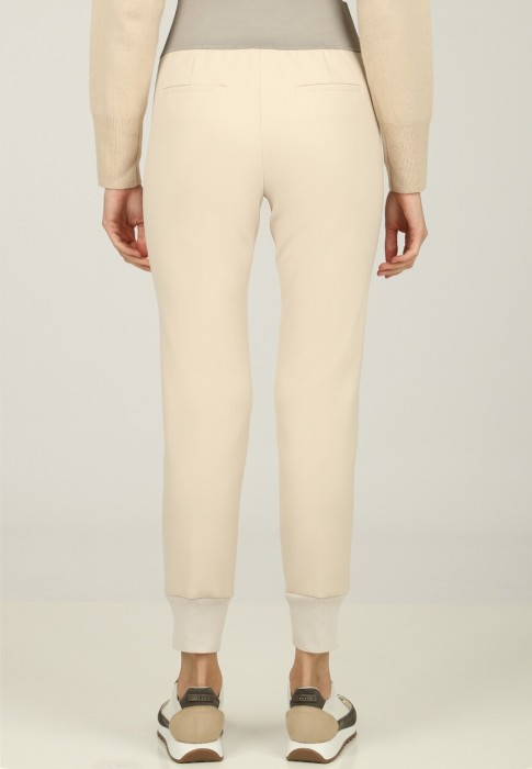 Товар бежевого цвета с внутренней стороны