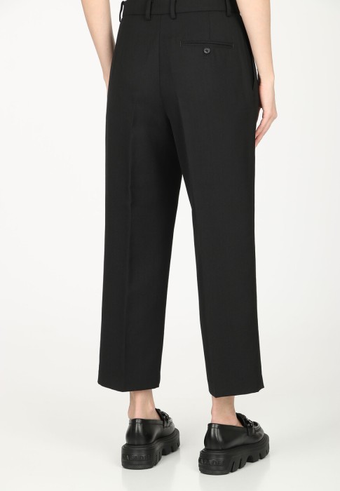 Товар черного цвета с внутренней стороны