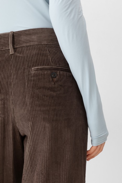 Товар коричневого цвета с внутренней стороны