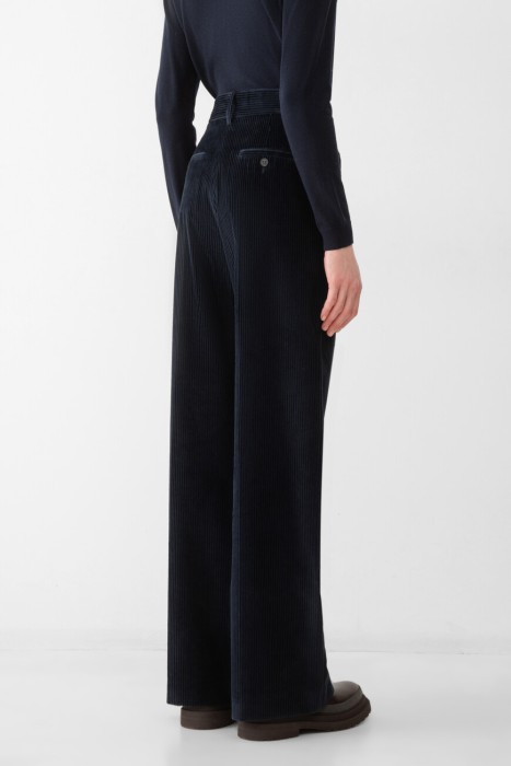 брюки  по цене 28400 руб вид справа