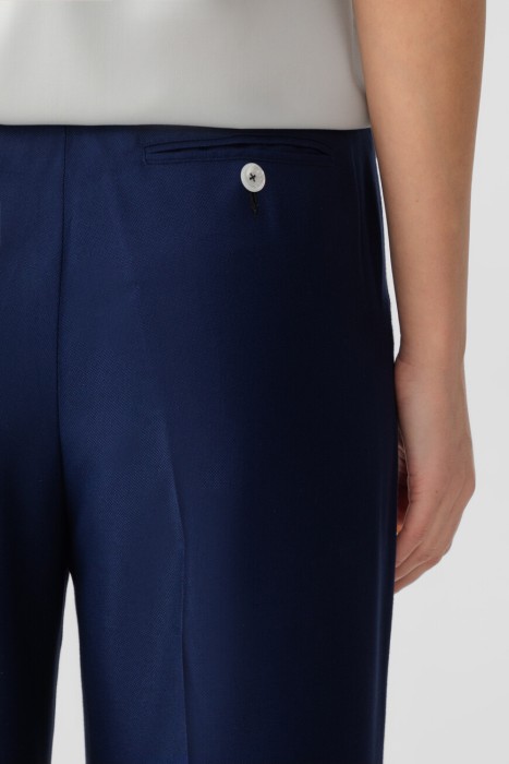 Товар синего цвета с внутренней стороны