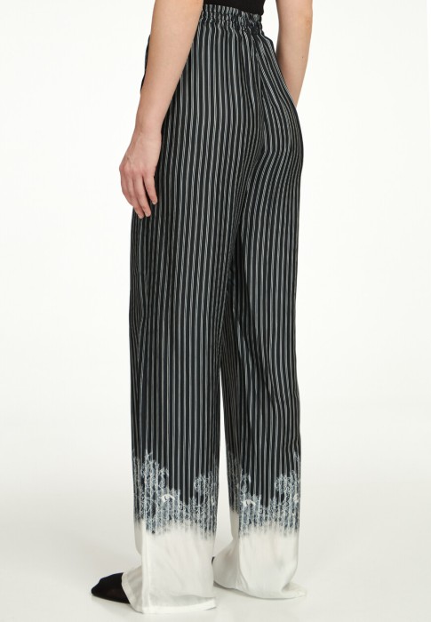 Товар черного цвета с внутренней стороны