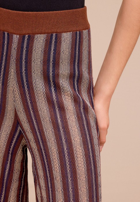 Товар коричневого цвета с внутренней стороны