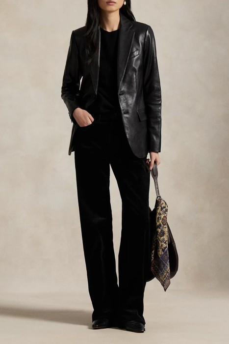 Товар черного цвета с внутренней стороны